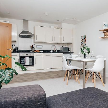 Central Modern Flat For 4-6 & Dedicated Parking 헨리온템스 외부 사진