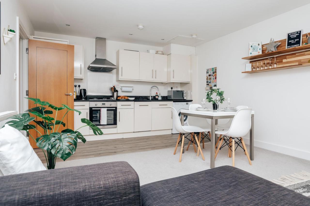 Central Modern Flat For 4-6 & Dedicated Parking 헨리온템스 외부 사진