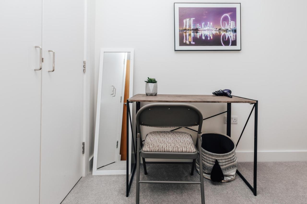 Central Modern Flat For 4-6 & Dedicated Parking 헨리온템스 외부 사진
