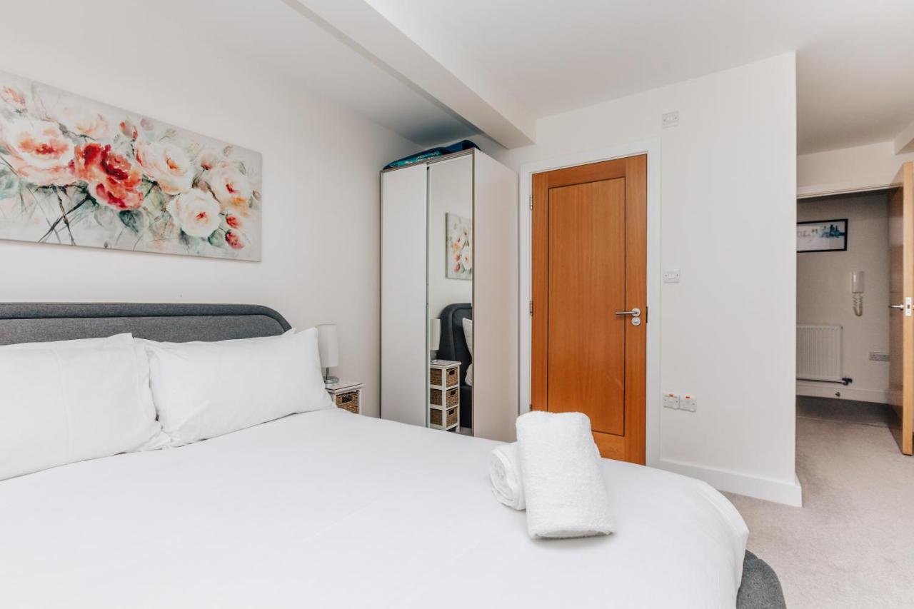 Central Modern Flat For 4-6 & Dedicated Parking 헨리온템스 외부 사진