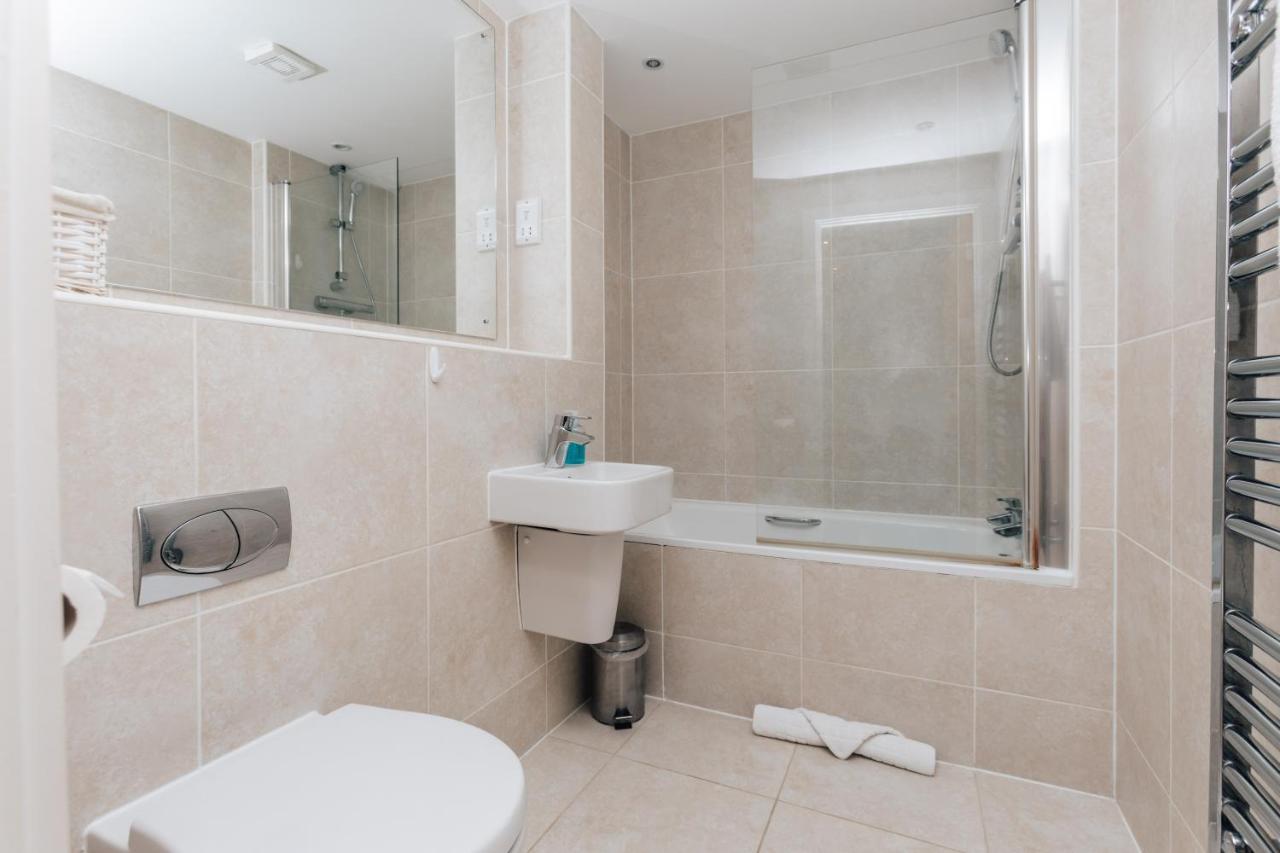 Central Modern Flat For 4-6 & Dedicated Parking 헨리온템스 외부 사진