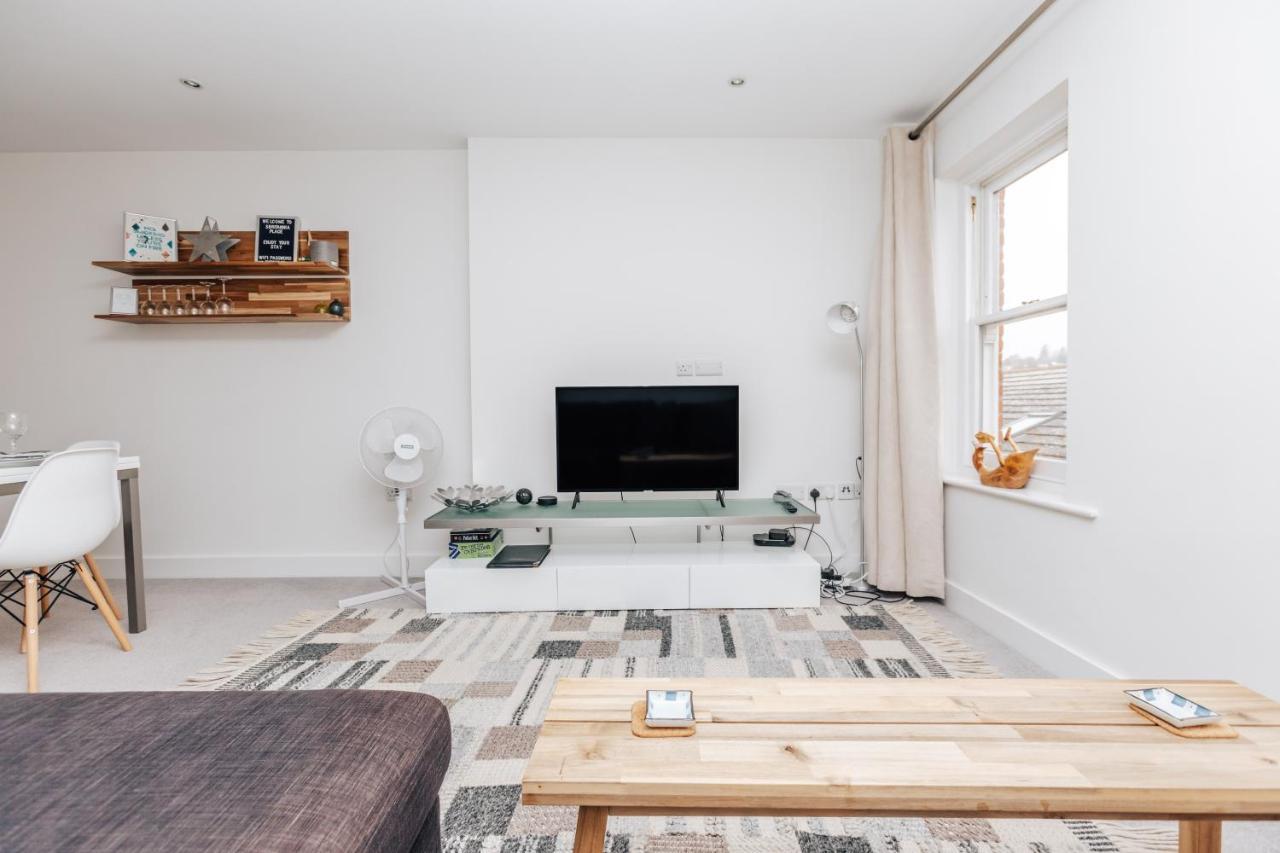 Central Modern Flat For 4-6 & Dedicated Parking 헨리온템스 외부 사진