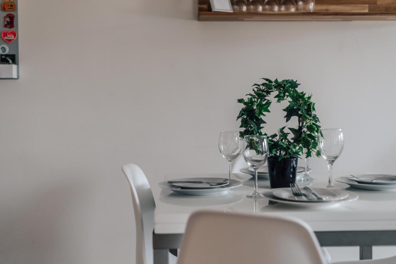Central Modern Flat For 4-6 & Dedicated Parking 헨리온템스 외부 사진