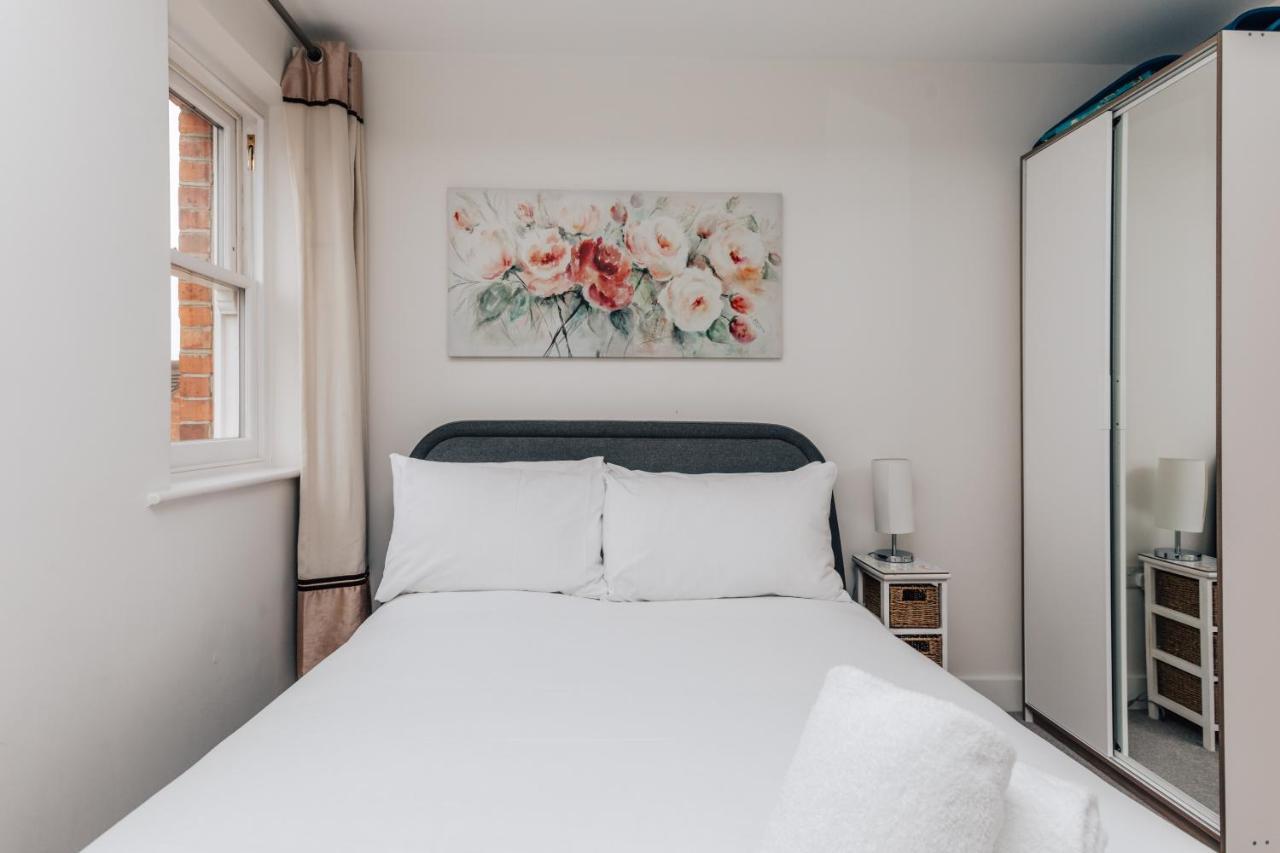 Central Modern Flat For 4-6 & Dedicated Parking 헨리온템스 외부 사진