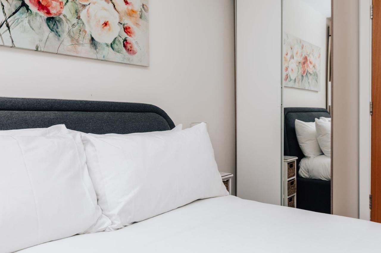 Central Modern Flat For 4-6 & Dedicated Parking 헨리온템스 외부 사진
