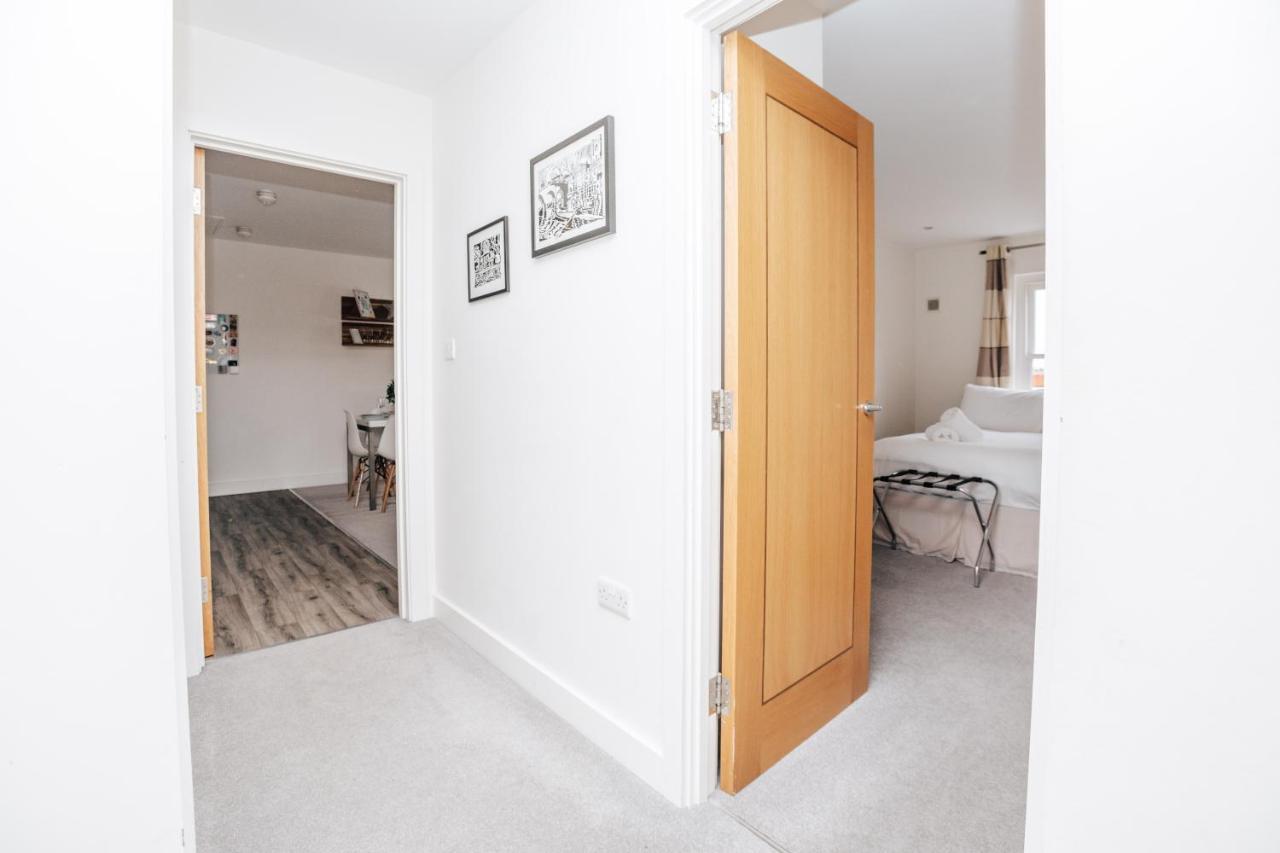 Central Modern Flat For 4-6 & Dedicated Parking 헨리온템스 외부 사진