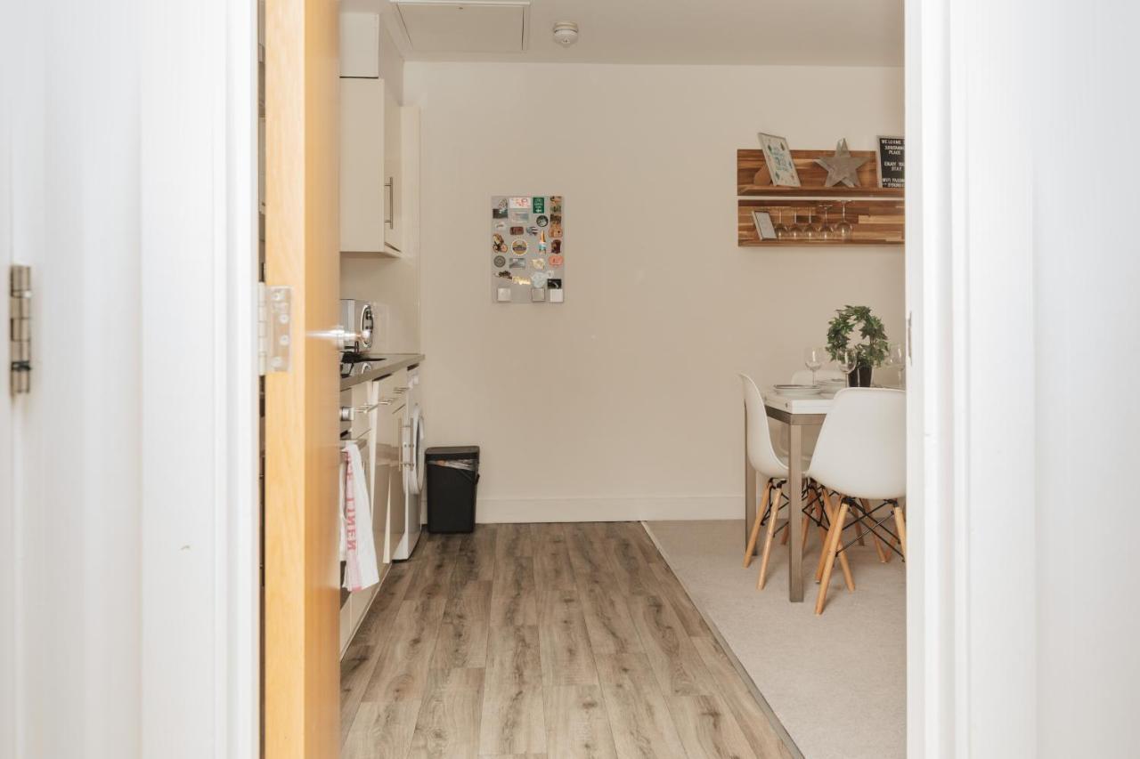 Central Modern Flat For 4-6 & Dedicated Parking 헨리온템스 외부 사진