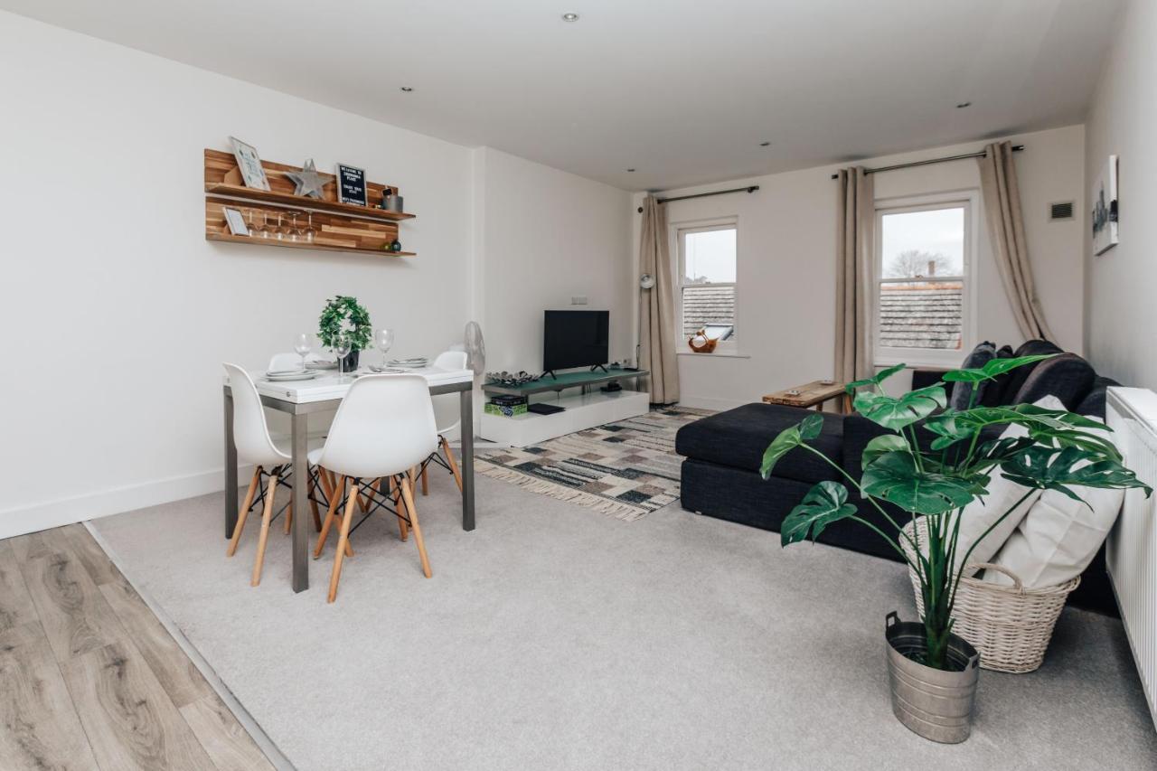 Central Modern Flat For 4-6 & Dedicated Parking 헨리온템스 외부 사진