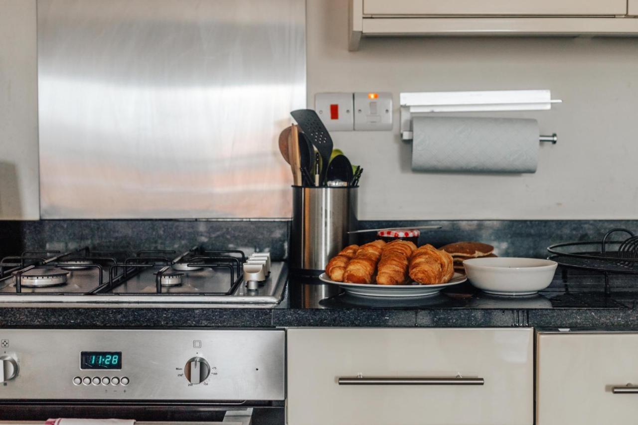 Central Modern Flat For 4-6 & Dedicated Parking 헨리온템스 외부 사진
