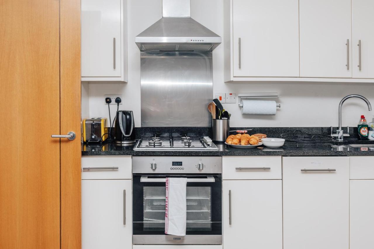 Central Modern Flat For 4-6 & Dedicated Parking 헨리온템스 외부 사진