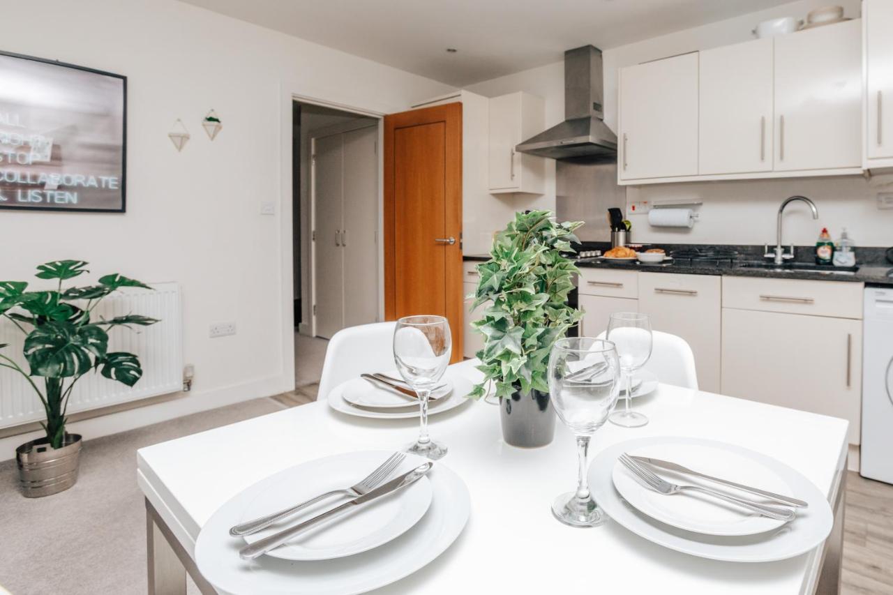 Central Modern Flat For 4-6 & Dedicated Parking 헨리온템스 외부 사진
