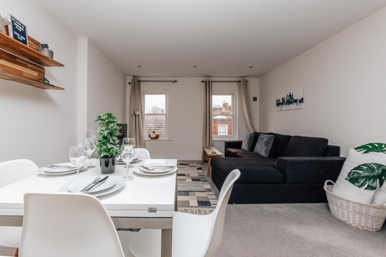 Central Modern Flat For 4-6 & Dedicated Parking 헨리온템스 외부 사진