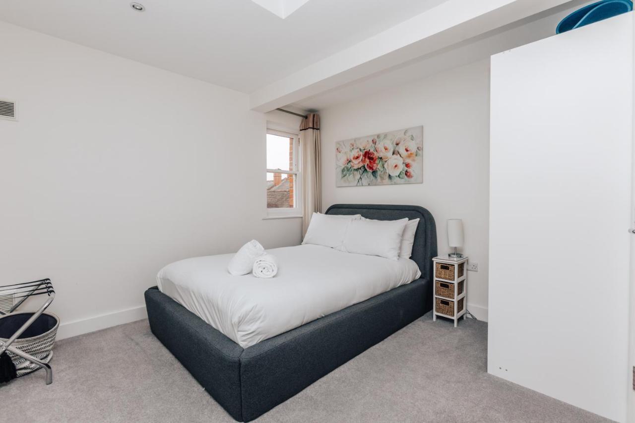 Central Modern Flat For 4-6 & Dedicated Parking 헨리온템스 외부 사진