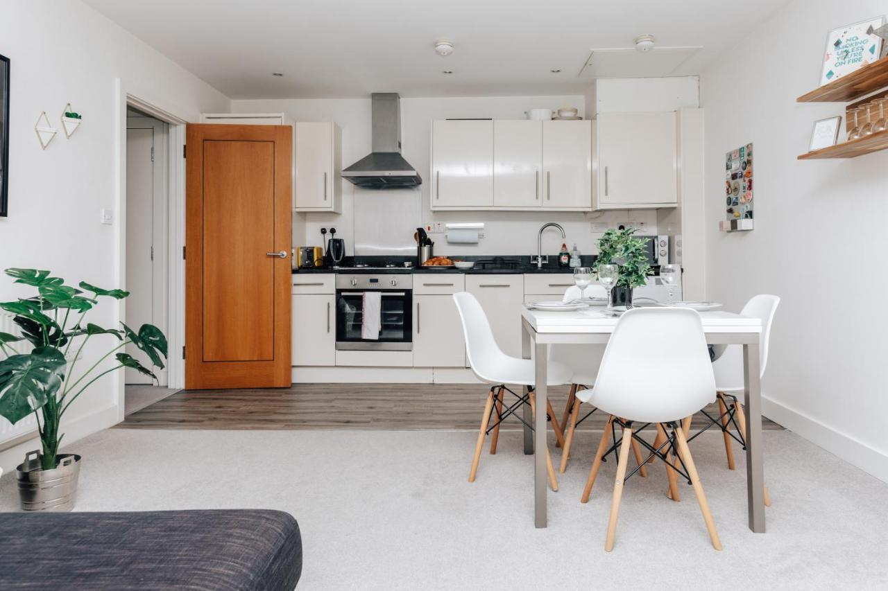 Central Modern Flat For 4-6 & Dedicated Parking 헨리온템스 외부 사진