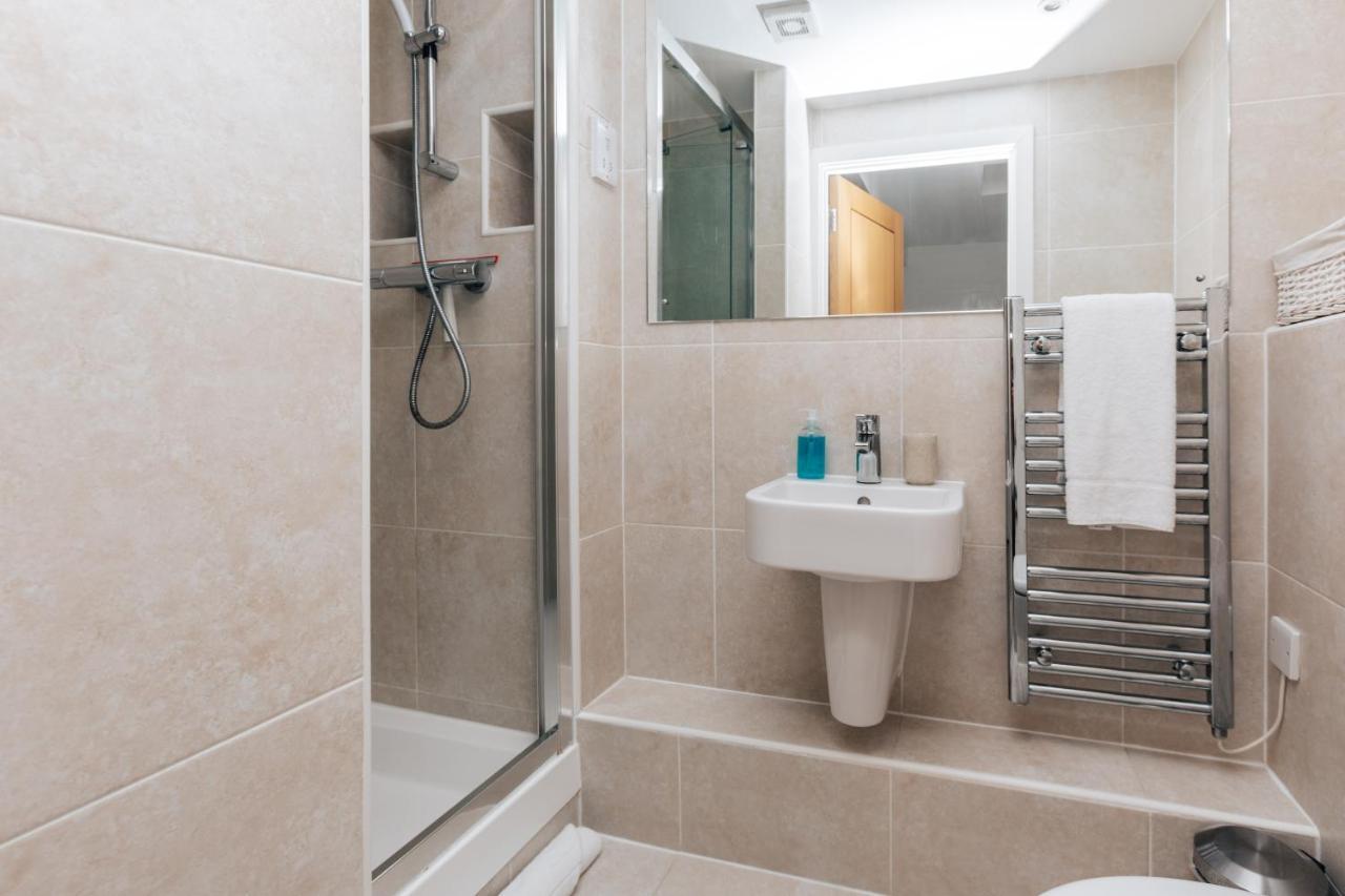 Central Modern Flat For 4-6 & Dedicated Parking 헨리온템스 외부 사진